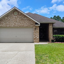 Outstanding-House-Washing-Driveway-Cleaning-from-Roofline-to-Driveway-in-Pensacola-FL 3